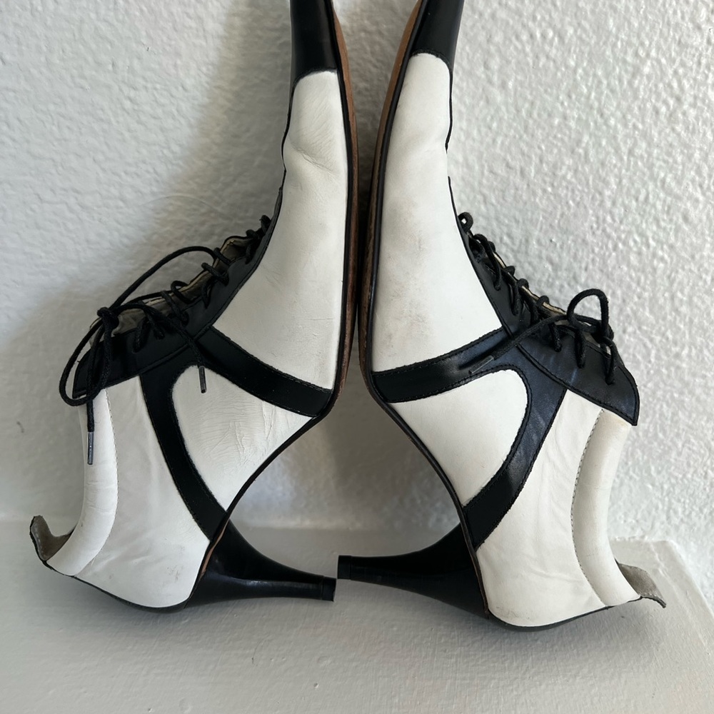 Black & White, extremely pointy & oh-so cool lace-up leather heel!